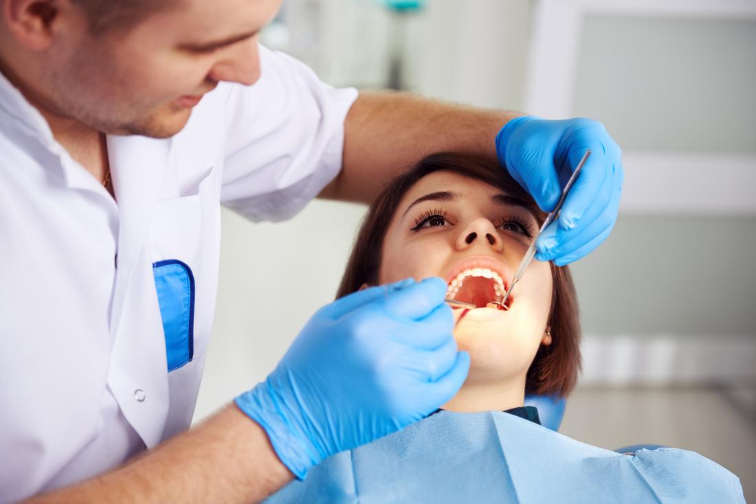 dentist analysing a cracked tooth