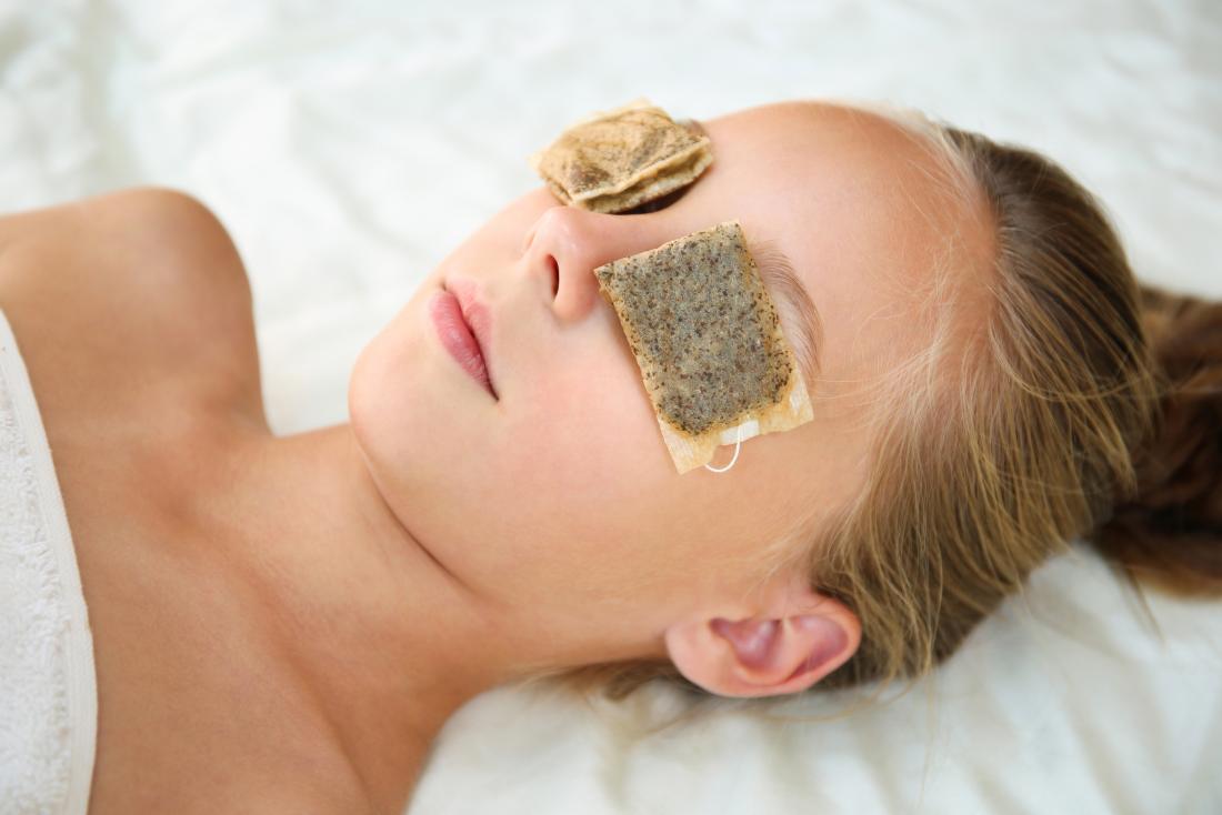 Tea bags on eyes Benefits and how to use according to an expert