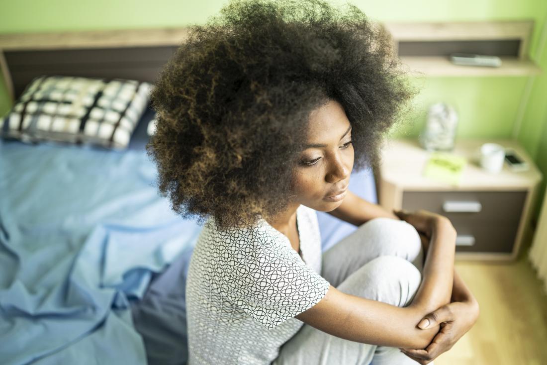 a women sat on her wondering if a yeast infection can cause bleeding