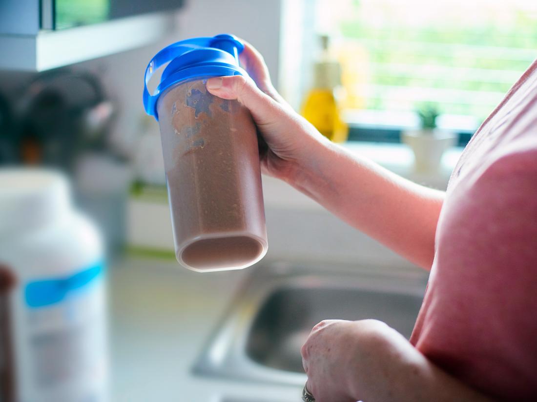 How to Lose Weight With Protein Shake Meal Replacements