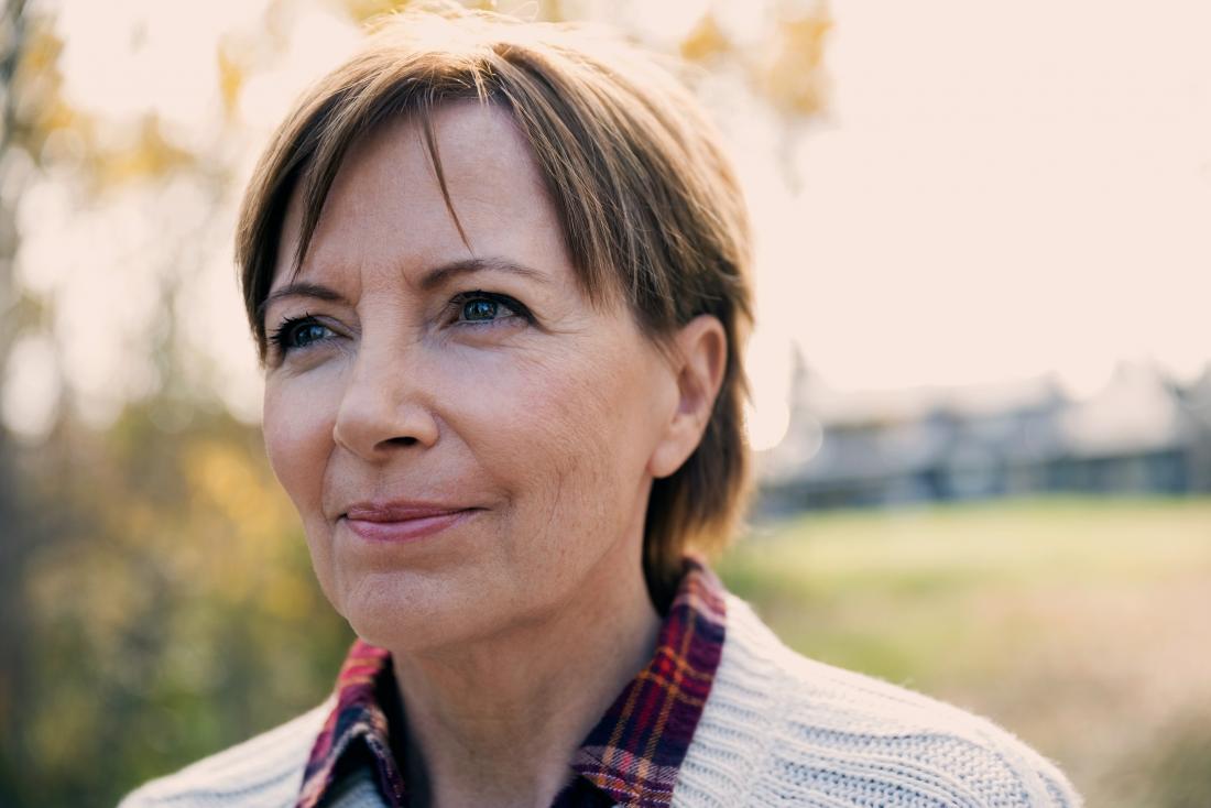 クローン病の種類について考える女性