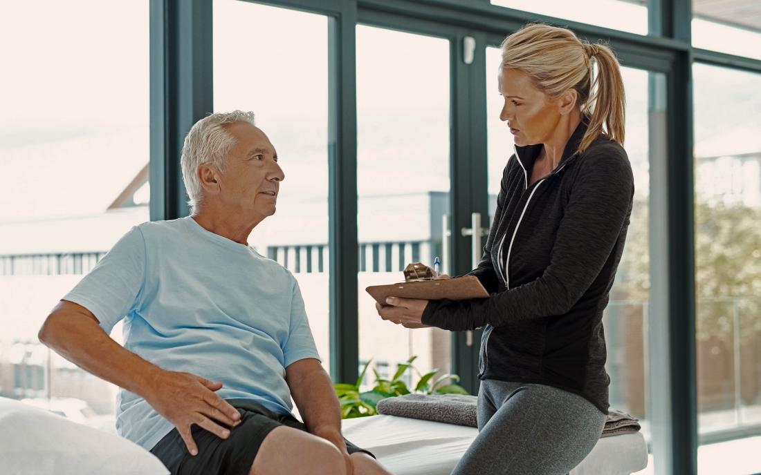 https://cdn-prod.medicalnewstoday.com/content/images/articles/327/327023/a-man-talking-to-a-physical-therapist-about-treatment-for-his-hip-osteoarthritis.jpg