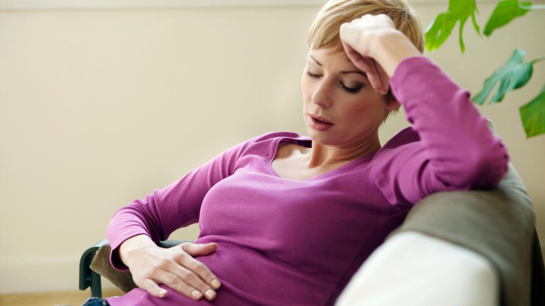https://cdn-prod.medicalnewstoday.com/content/images/articles/327/327404/a-woman-holding-her-stomach-because-she-is-experiencing-lower-abdominal-pain-and-bloating.jpg