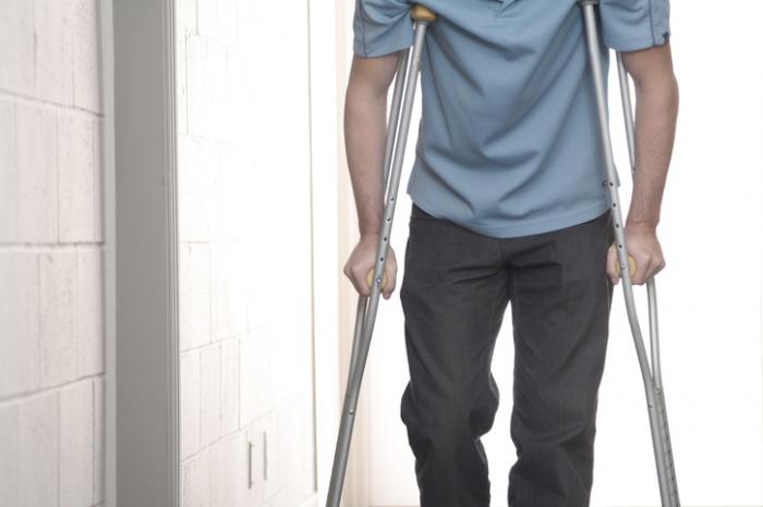 after-acl-surgery-when-can-i-walk-walking-with-two-crutches-acl